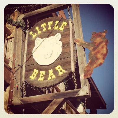Das Schild vorm "Little Bear" // The sign in front of the "Little Bear"